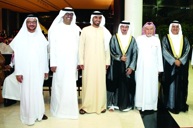 "راشد بن حميد والعريس يتوسطان أحمد الجرمن ومحمد نجيب وعبدالله أمين والدكتور محمود فكري\tتصوير - موهان"