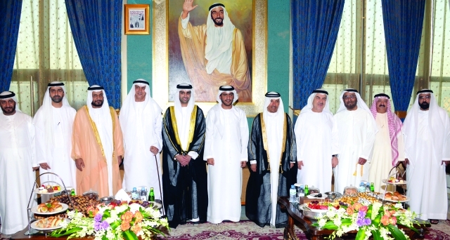 "أحمد بن ناصر بن زايد وعدد من كبار الضيوف"