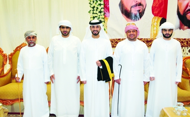 "العريس ووالده وشقيقه سعيد ومحمد خلفان النعيمي وأحد الحضور"