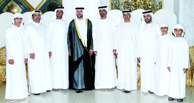 "العريس وحسين المناعي وأصدقاء العريس"