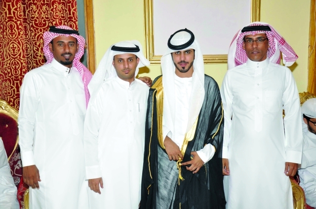 "العريس مع عدد من الأصدقاء"