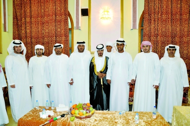"العريس حمد في صورة جماعية مع الأهل والأقارب"