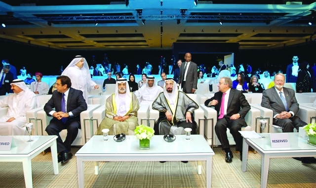 "سلطان القاسمي ونهيان بن مبارك وجورج قرداحي وكبار المشاركين والخبراء في الجلسة الختامية للمؤتمر \t تصوير خالد نوفل"