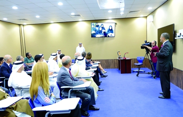 "القاعة توفر خاصية الربط التفاعلي بين مختلف جامعات العالم"