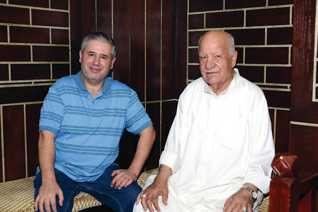 "زهير حاجي صاحب المطعم مع أحد أصدقائه"