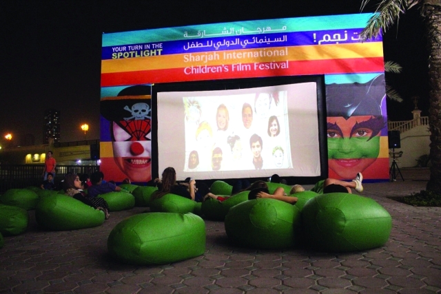 "عرض لأحد الأفلام المشاركة في الدورة الأولى للمهرجان أرشيفية"
