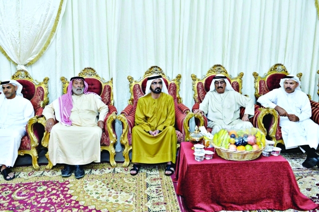 "محمد بن راشد يقدم واجب العزاء بحضور مصبح الفتان ومحمد النابودة إلى والد الفقيد وذويه تصوير: سيف محمد"