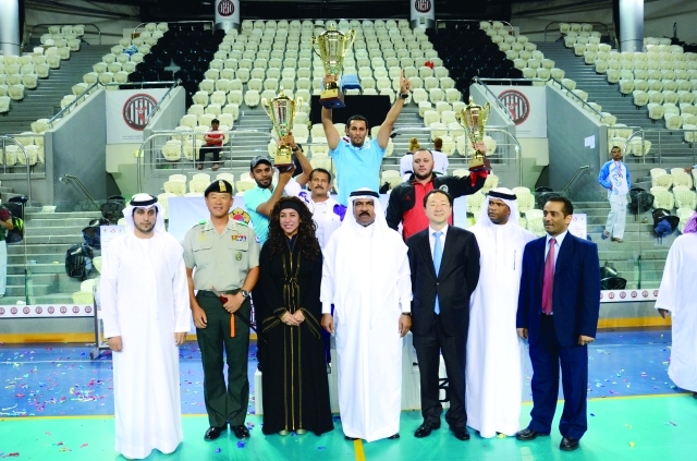 "الرزوقي والسفير الكوري مع المتوجين في يوم الصداقة الإماراتي الكوريالبيان"