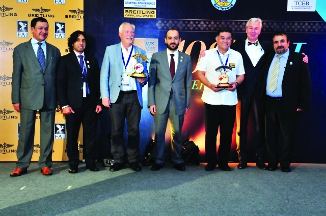 "المزروعي ووفد الإمارات خلال تكريم مسؤولي الاتحاد الدولي"