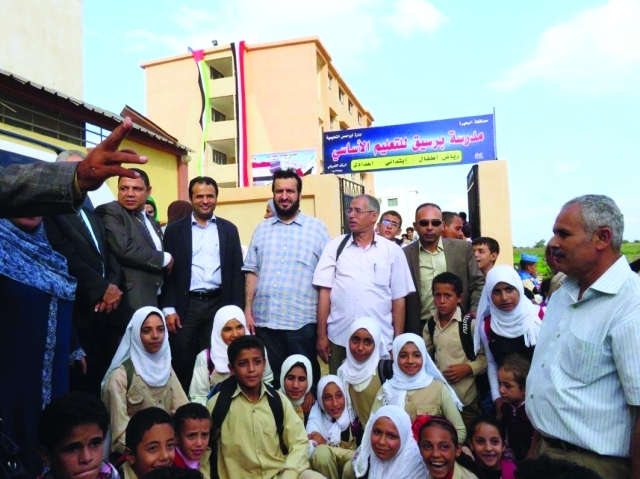 "الوفد مع تلامذه بمدرسة برسيق أمام المدرسة"