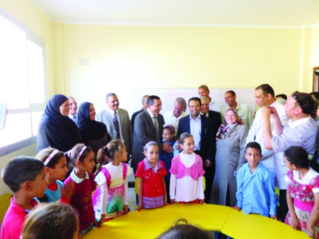 "الوفد داخل احد الفصول الدراسية البيان"