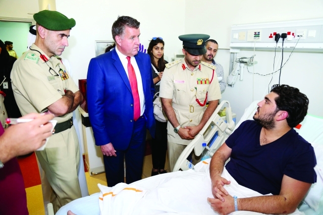 "سيف مهير المزروعي متحدثاً إلى أحد المصابين بحضورمسؤولين من المصدر"