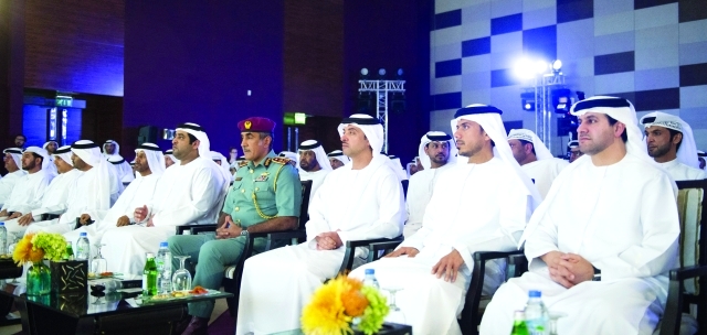"هزاع بن زايد خلال الملتقى بحضور سلطان بن طحنون وأحمد المزروعي ومحمد الرميثي ومحمد بن حمدان بن زايد من المصدر"