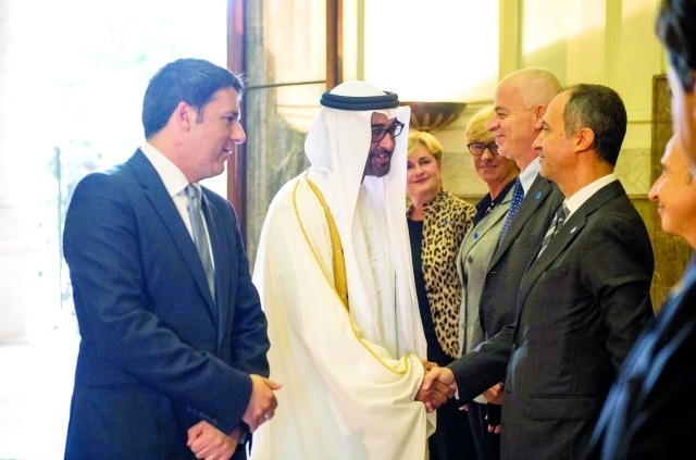 ".. ويصافح أعضاء الوفد الإيطالي"