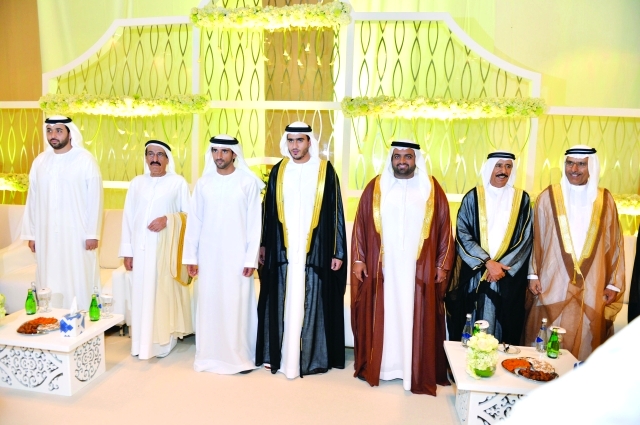 "حمدان بن محمد ومحمد بن حمد الشرقي وراشد بن سعود المعلا ومحمد النابودة وأحمد الطاير والعريس ووالده خلال الحفل"