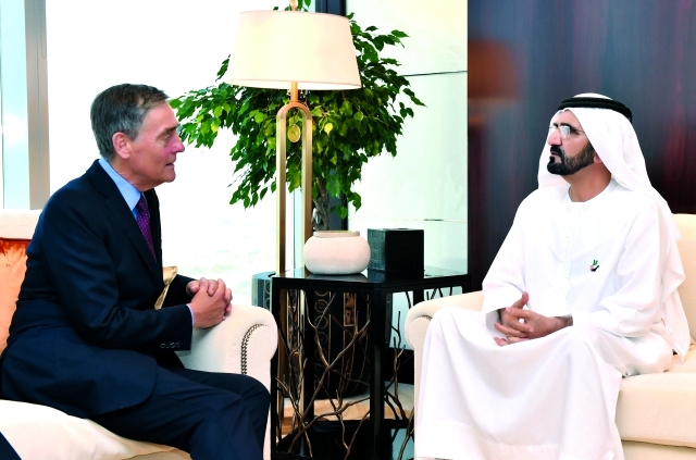 "محمد بن راشد وجيرالد جروفنر يتبادلان الحديث"