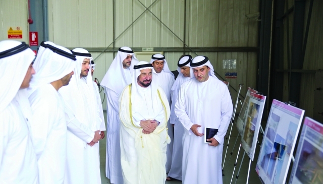 "حاكم الشارقة يستمع لشرح عن المدرج الجديد"