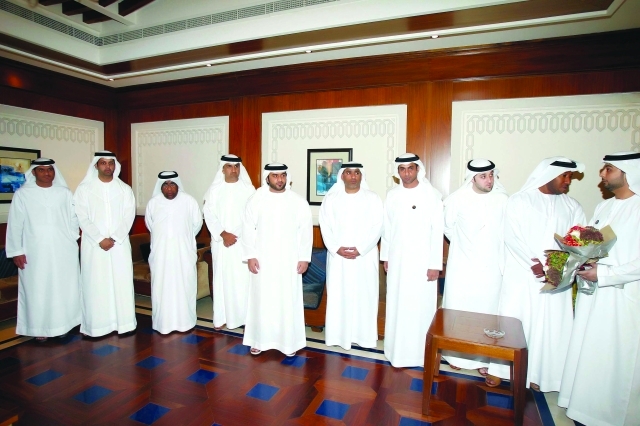 "عبد الله بن محمد بن خالد يستقبل اللاعبين بحضور عارف العواني وعبد المحسن الدوسري وفهد الشامسي \t البيان"