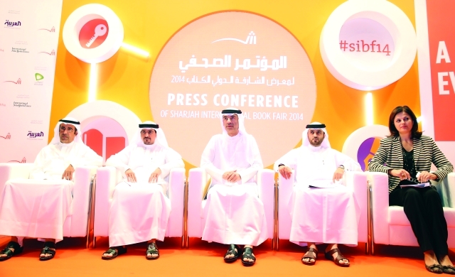 "العويس يتوسط العامري والمدفع وعبدالعزيز تريم وهيلين كونستانتوبولوس خلال المؤتمر الصحفي \t تصوير- خالد نوفل"