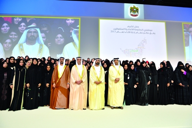 "محمد بن راشد بحضور سيف بن زايد ومنصور بن زايد وحسين الحمادي مع المكرمات  \tتصوير- سيف محمد وخليفة اليوسف"