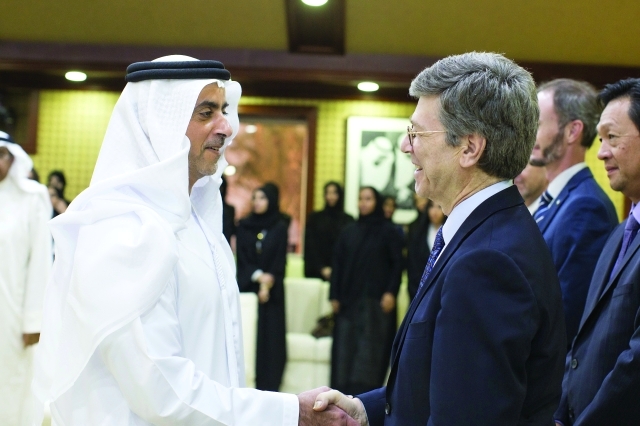 "سيف بن زايد مرحباً بجفري دي ساكس قبل المحاضرة وام"