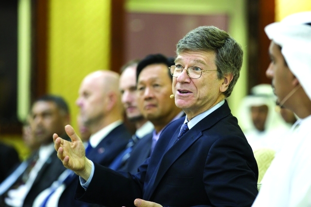 "ساكس متحدثاً خلال المحاضرة"