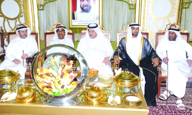 "سعيد بن طحنون يتوسط العريس ووالده ووالد العروس"