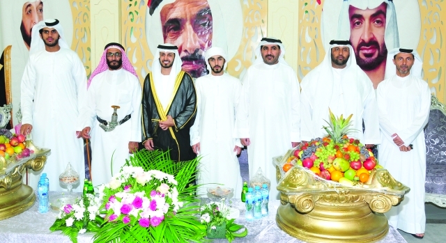 "العريس مع عدد من الأقارب والأصدقاء"