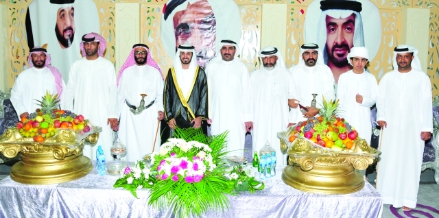 "العريس ووالده ووالد العروس وجانب من الحضور"