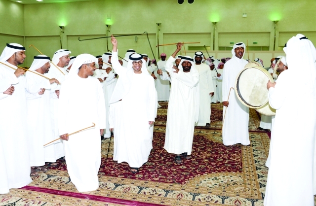 "مشاركة العريس في الفقرات الشعبية"