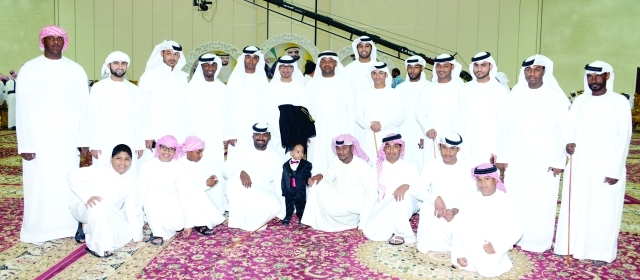 "العريس مع عدد من الأصدقاء"