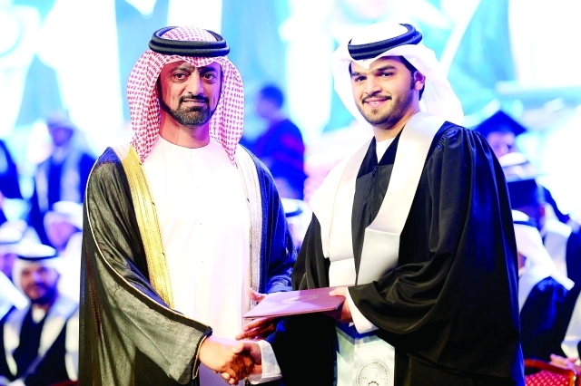 "عمار بن حميد النعيمي يكرّم أحد الخريجين"