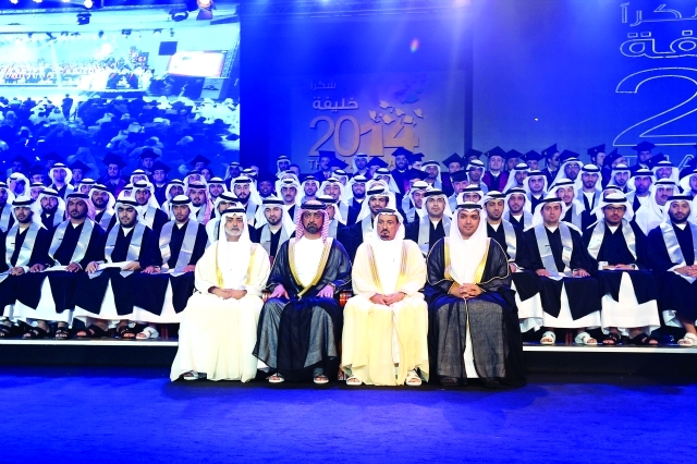 "حميد النعيمي وعمار بن حميد ونهيان بن مبارك وأسامة سعيد سلمان مع الخريجين"