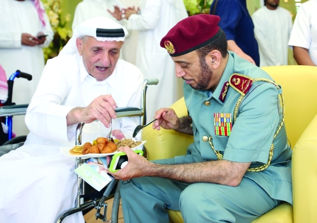"محمد المري يشارك كبار السن طعامهم"