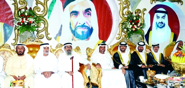 "حامد بن زايد ونهيان بن مبارك خلال الحفل"