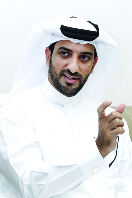 "سلطان بن أحمد القاسمي متحدثاً أثناء الحوار"