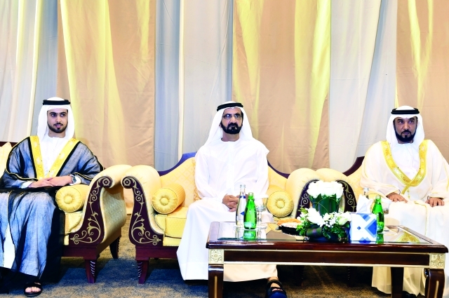"محمد بن راشد يتوسط محمد خلفان المهيري ونجله العريس"