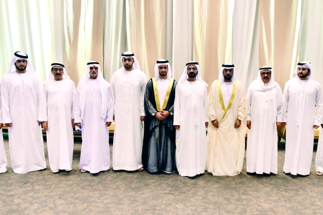 "محمد بن راشد وحمدان بن راشد ومكتوم بن محمد وراشد المعلا ونهيان بن مبارك ومحمد النابودة والعريس ووالده خلال الحفل تصوير: محمد هشام"