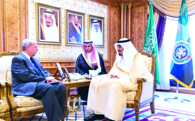 "ولي العهد السعودي مجتمعاً بمنسق التحالفواس"