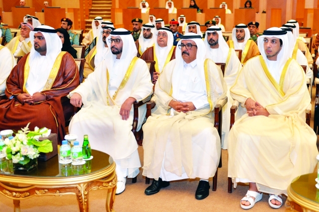 "محمد بن راشد وحمدان بن محمد وحمدان بن راشد وسلطان بن محمد بن سلطان القاسمي وعمار بن حميد ومحمد الشرقي وراشد المعلا ومحمد بن سعود وحمدان وهزاع بن زايد ومحمد المر وعدد من أعضاء المجلس"