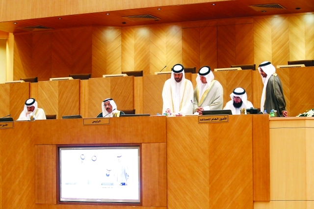 "أعضاء الوطني خلال مداولات الجلسة الأولى"