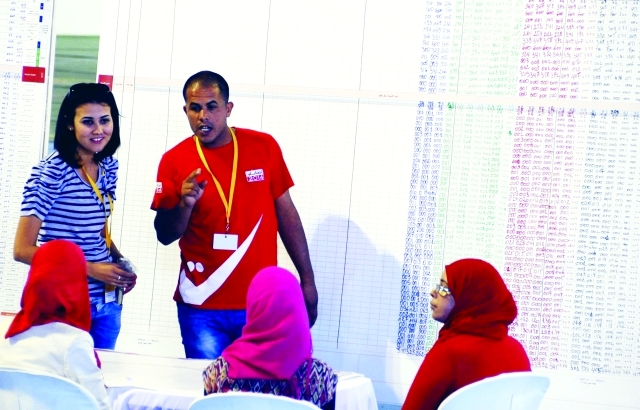 "أعضاء في لجان الانتخابات أثناءعمليات الفرز\t\t\t\t\t\t\t\t\t\t إي.بي.إيه"