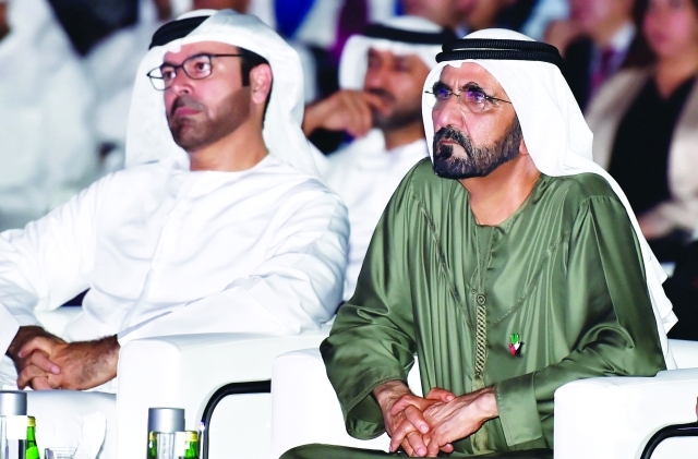 "محمد بن راشد خلال الاحتفال وإلى جانب سموه محمد القرقاوي"