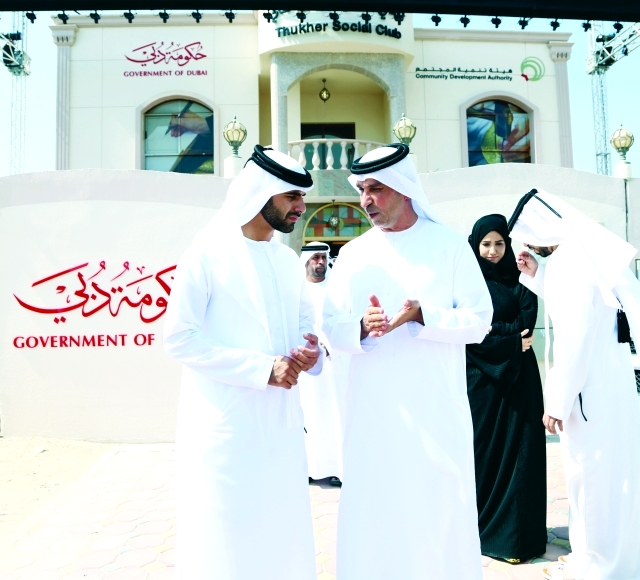 "منصور بن محمد يتبادل الحديث مع خالد الكمدة خلال حفل الافتتاح تصوير: حصة إسماعيل"