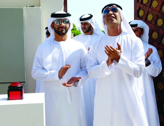 "منصور بن محمد وخالد الكمدة لدى افتتاح نادي ذخر الاجتماعي"