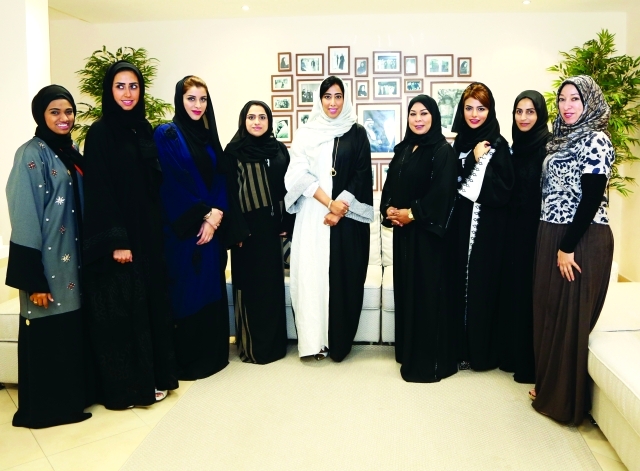 "منى المري تتوسط عضوات مجلس إدارة مؤسسة دبي للمرأة وممثلتي البيان أثناء الطاولة المستديرةتصوير - حصة إسماعيل"