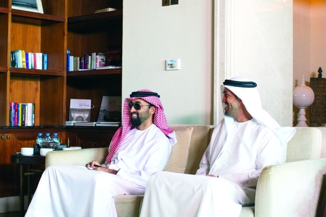 "طحنون بن زايد ومحمد مبارك المزروعي خلال اللقاء"