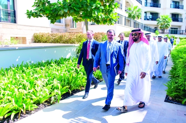 "طحنون بن زايد متحدثاً إلى فيكتور لوكاشينكو"