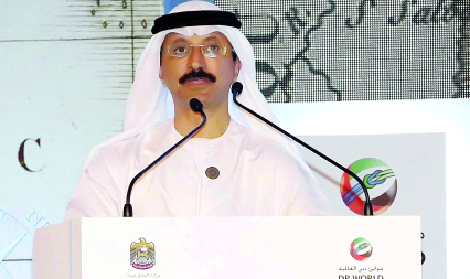"سلطان أحمد بن سُليّم متحدثاً \t \t البيان"