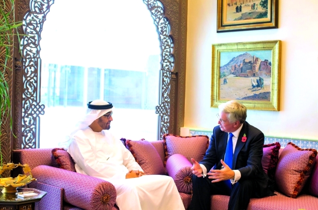 "سموه ووزير الدولة لشؤون الدفاع البريطاني يستعرضان علاقات التعاون"